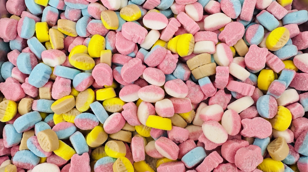 Mélange de bonbons mini pastels, comprimés colorés roses, jaunes, bleus